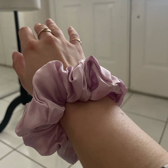 FREE | Pink Scrunchie 🩷 - Picture 1 of 1